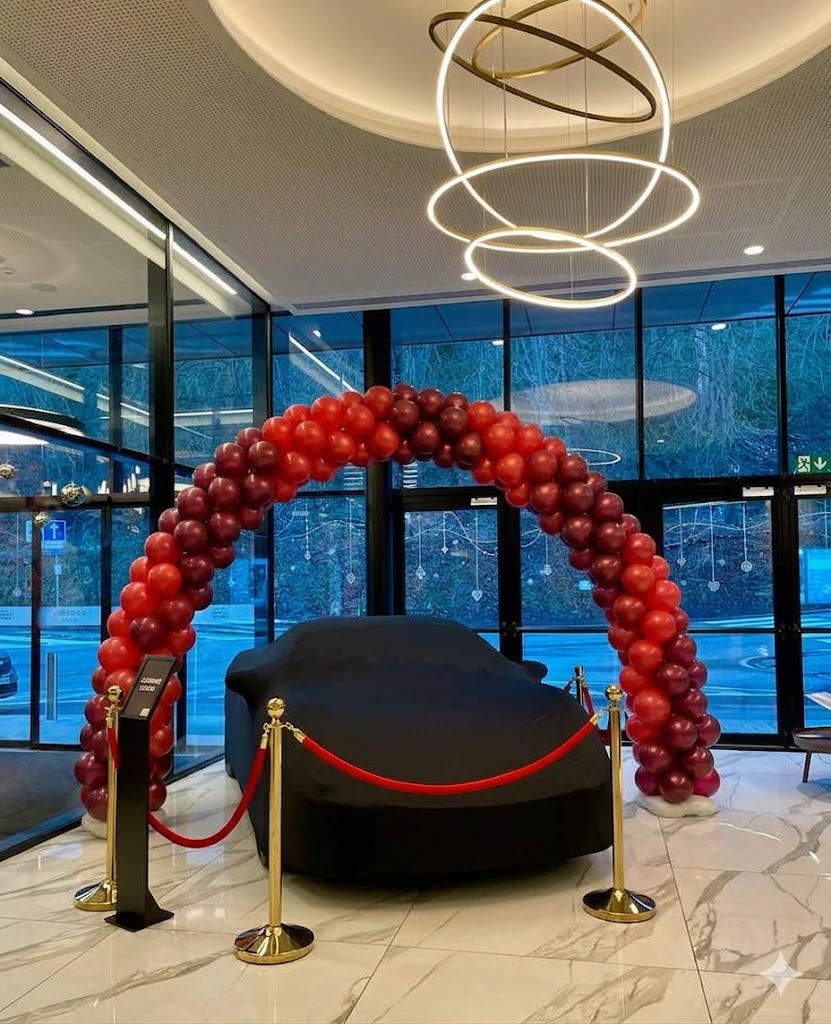 Arche en ballons rouge dans showroom pour lancement véhicule · Ballons déco · Décor événement professionnel